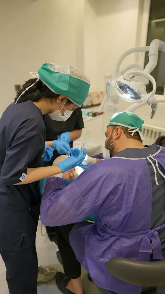 نمونه قبل و بعد کاشت ایمپلنت دندان در کلینیک دندانپزشکی مارکیز تهران